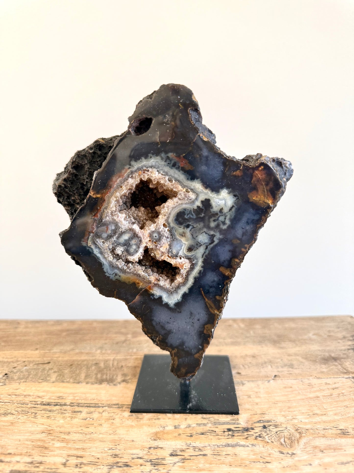 Agaat schijf op standaard met druzy