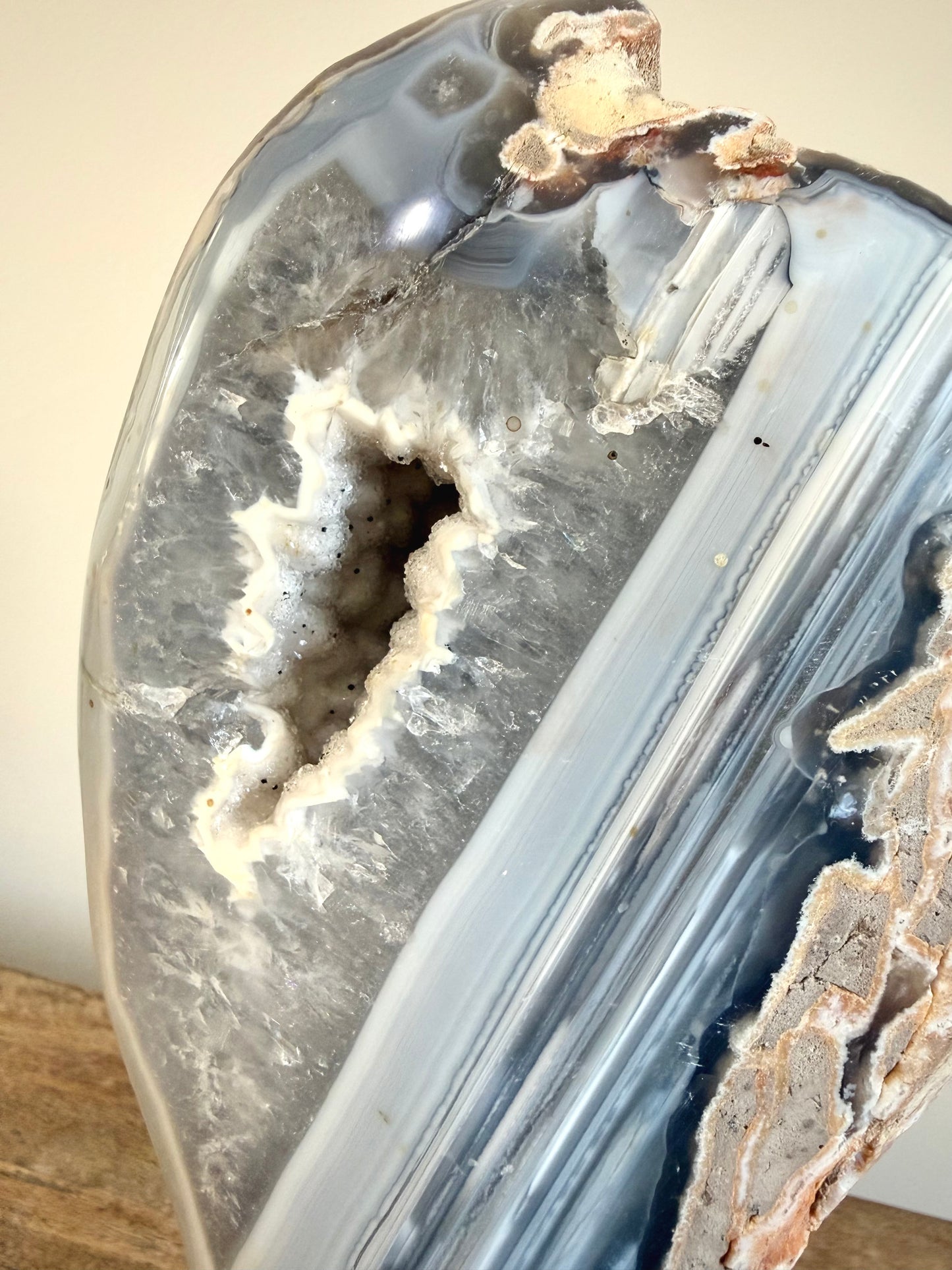 Agaat geode op standaard met druzy