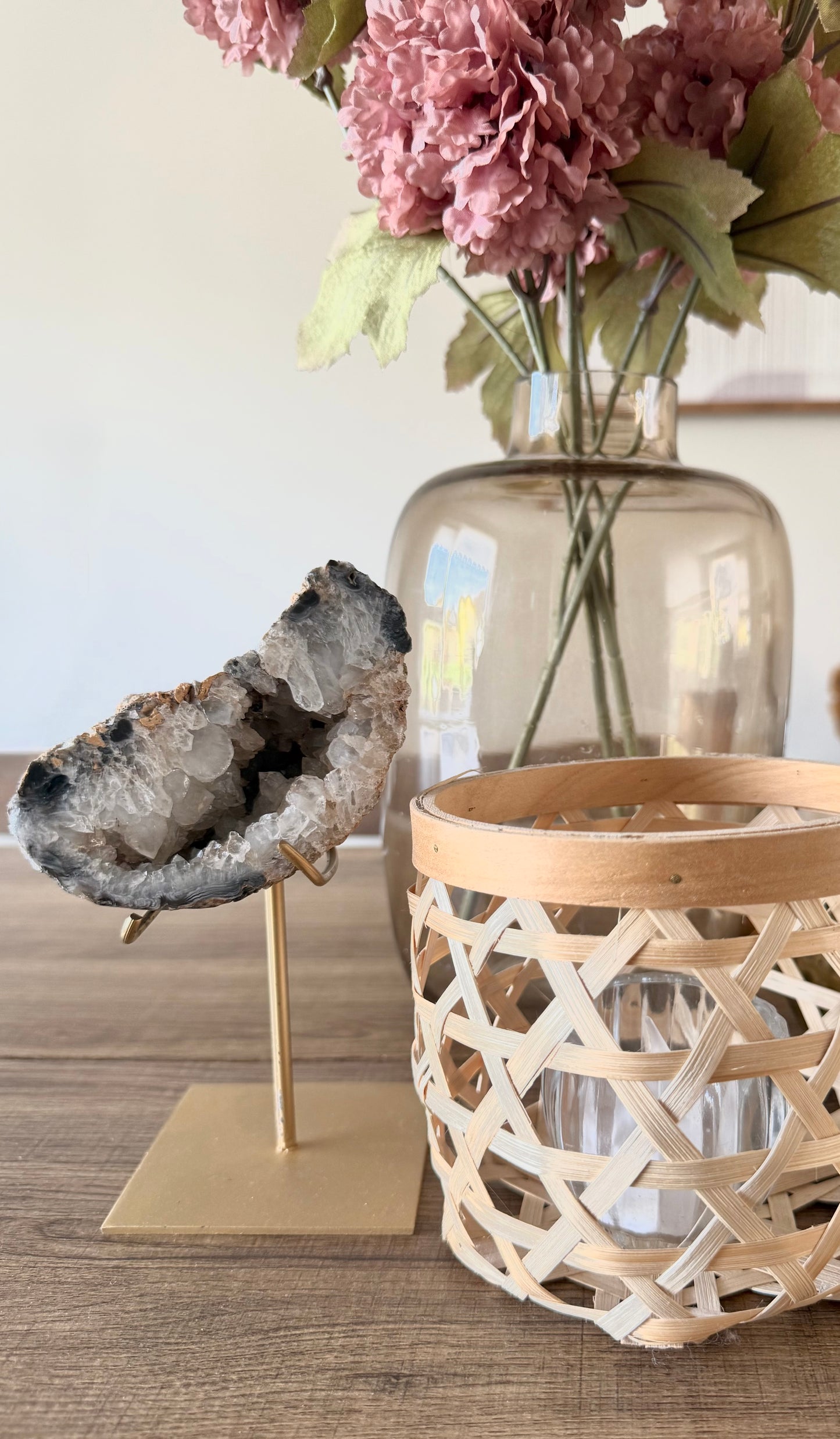 Agaat geode met kwarts op standaard