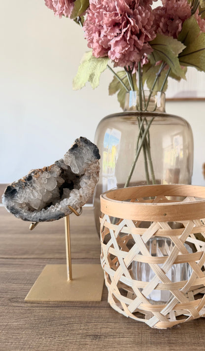 Agaat geode met kwarts op standaard