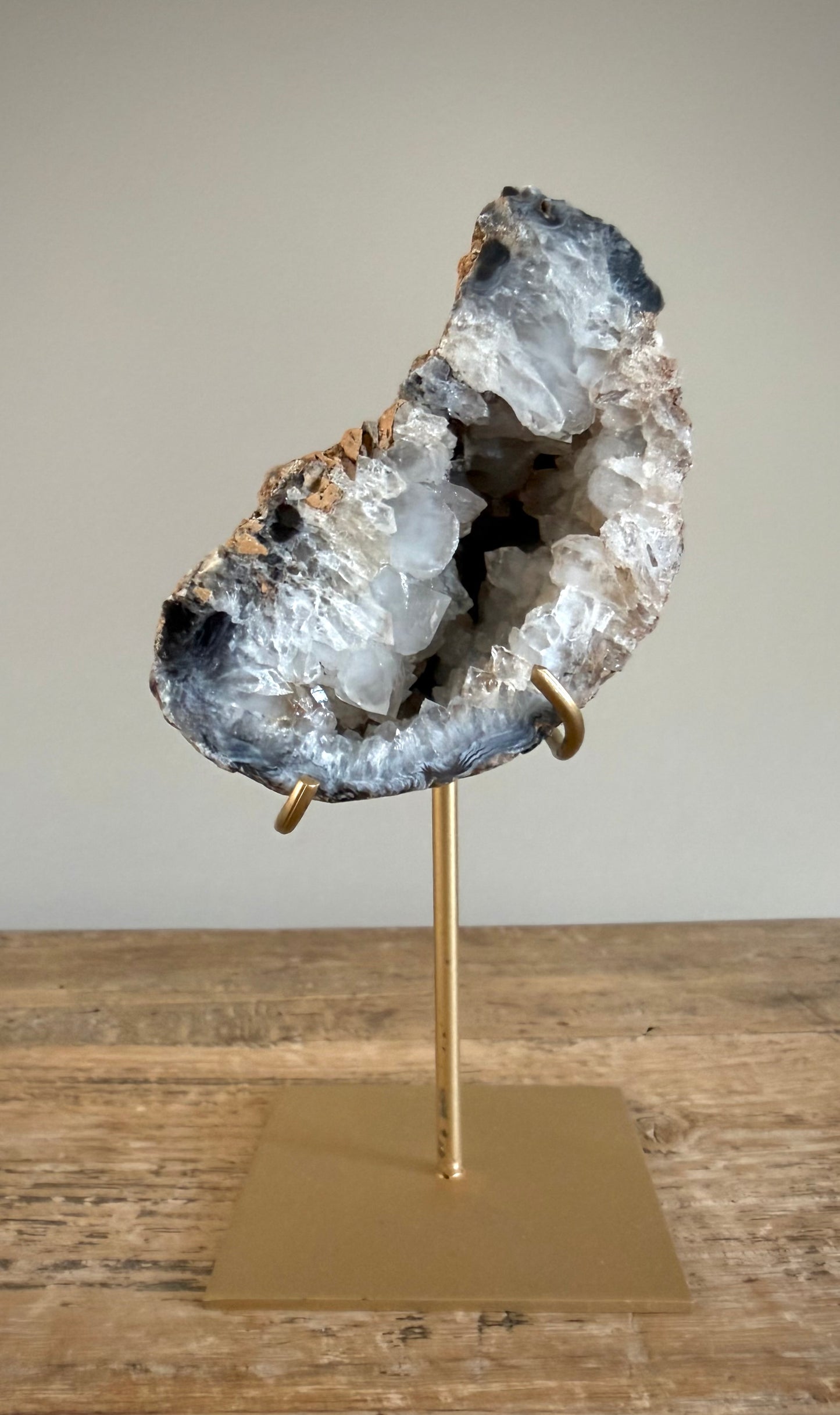 Agaat geode met kwarts op standaard