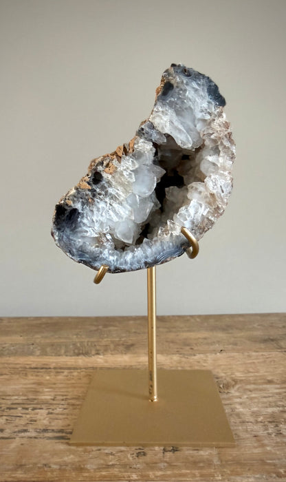 Agaat geode met kwarts op standaard