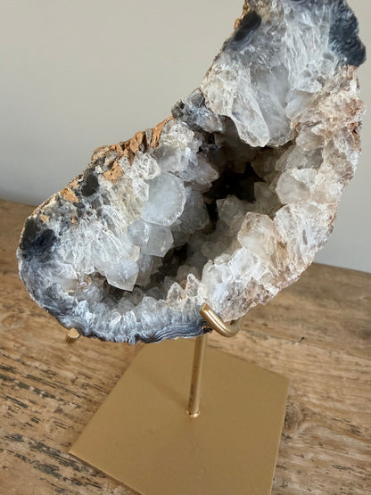 Agaat geode met kwarts op standaard